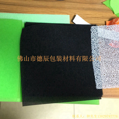 過濾海綿也稱網(wǎng)狀海綿，爆破海綿。聚氨酯過濾海綿由普通開孔軟泡高溫爆破開孔加工而成，爆破除掉了泡沫網(wǎng)絡(luò)之間原有的氣泡膜，得到了主體骨架網(wǎng)狀結(jié)構(gòu)。
過濾海綿的空隙率高達(dá)97%，具有優(yōu)異的透氣性、良好的柔軟性和較高的機(jī)械強(qiáng)度。
