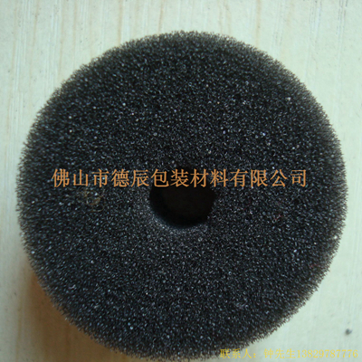 過濾海綿也稱網(wǎng)狀海綿，爆破海綿。聚氨酯過濾海綿由普通開孔軟泡高溫爆破開孔加工而成，爆破除掉了泡沫網(wǎng)絡(luò)之間原有的氣泡膜，得到了主體骨架網(wǎng)狀結(jié)構(gòu)。
過濾海綿的空隙率高達(dá)97%，具有優(yōu)異的透氣性、良好的柔軟性和較高的機(jī)械強(qiáng)度。
