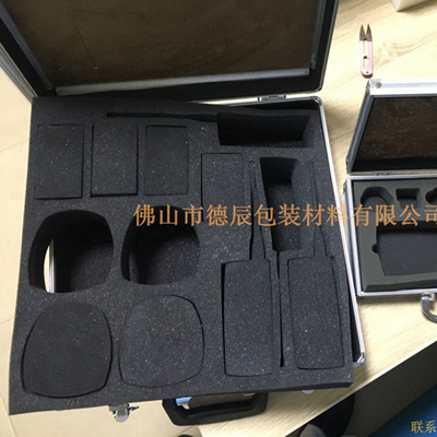 海綿內(nèi)托對(duì)各行各業(yè)產(chǎn)品起到絕緣、密封、防震、防塵、填充、隔音、固定，能夠保護(hù)包裝產(chǎn)品在運(yùn)輸過程中安然無恙，起到保護(hù)產(chǎn)品的一個(gè)作用，同時(shí)可以美化產(chǎn)品，提升產(chǎn)品檔次。