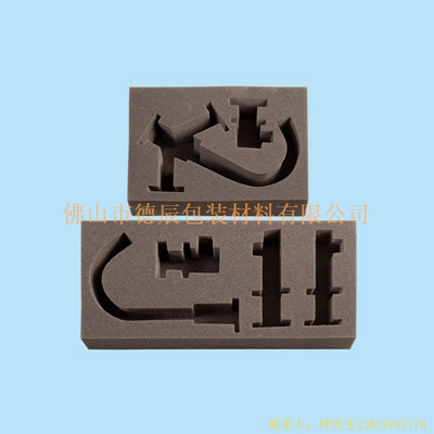 海綿內(nèi)托對(duì)各行各業(yè)產(chǎn)品起到絕緣、密封、防震、防塵、填充、隔音、固定，能夠保護(hù)包裝產(chǎn)品在運(yùn)輸過程中安然無恙，起到保護(hù)產(chǎn)品的一個(gè)作用，同時(shí)可以美化產(chǎn)品，提升產(chǎn)品檔次。