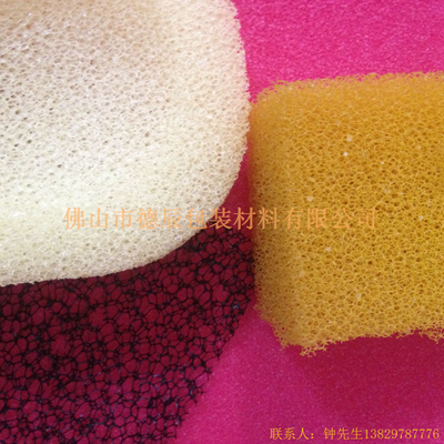 過濾海綿也稱網(wǎng)狀海綿，爆破海綿。聚氨酯過濾海綿由普通開孔軟泡高溫爆破開孔加工而成，爆破除掉了泡沫網(wǎng)絡(luò)之間原有的氣泡膜，得到了主體骨架網(wǎng)狀結(jié)構(gòu)。